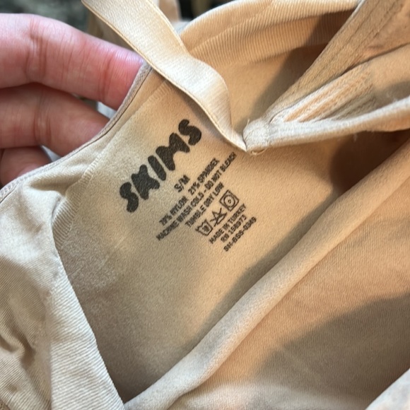 Skims SCULPTING BODYSUIT MID THIGH W. OPEN GUSSET - Picture 3 of 6